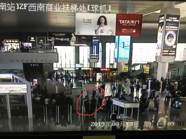 為了便于產(chǎn)品推廣,該男子偽造了印章,并通過(guò)了火車站的安檢