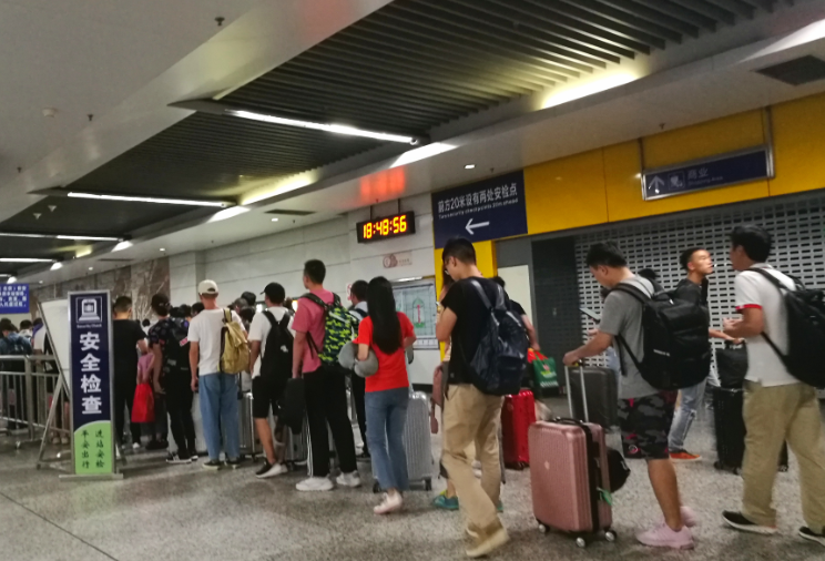 高鐵換地鐵，請多些“安檢互認(rèn)”