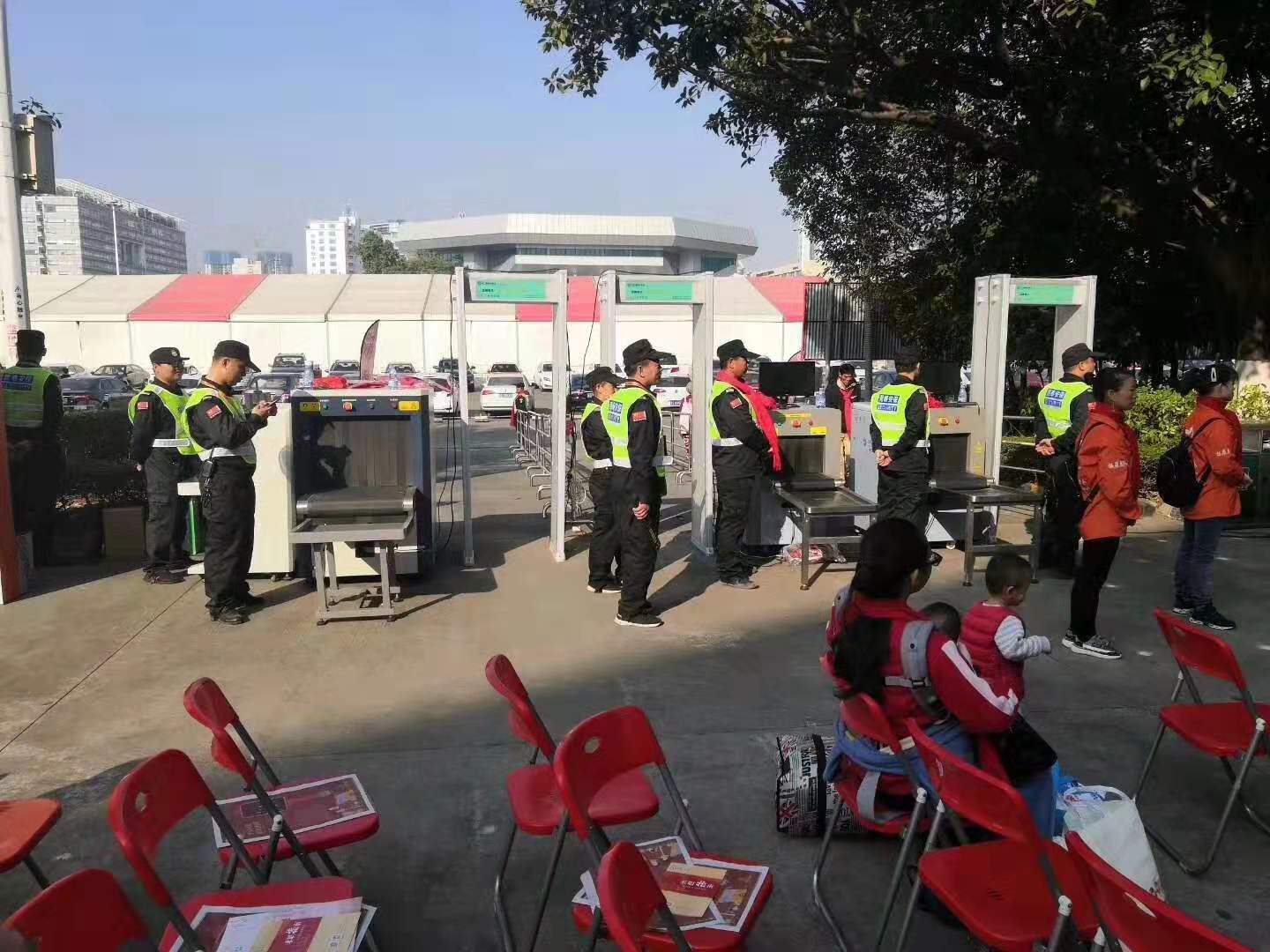東莞2020“平安回家”活動(dòng)現(xiàn)場(chǎng)采用守門神安檢機(jī)安檢門等安檢設(shè)備